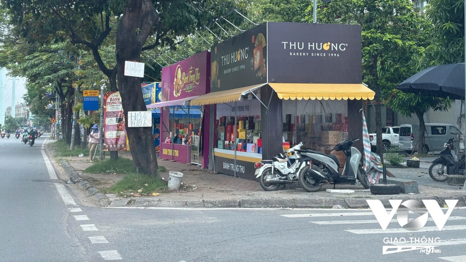 Hà Nội: Điểm bán bánh trung thu lấn chiếm vỉa hè, gây cản trở giao thông