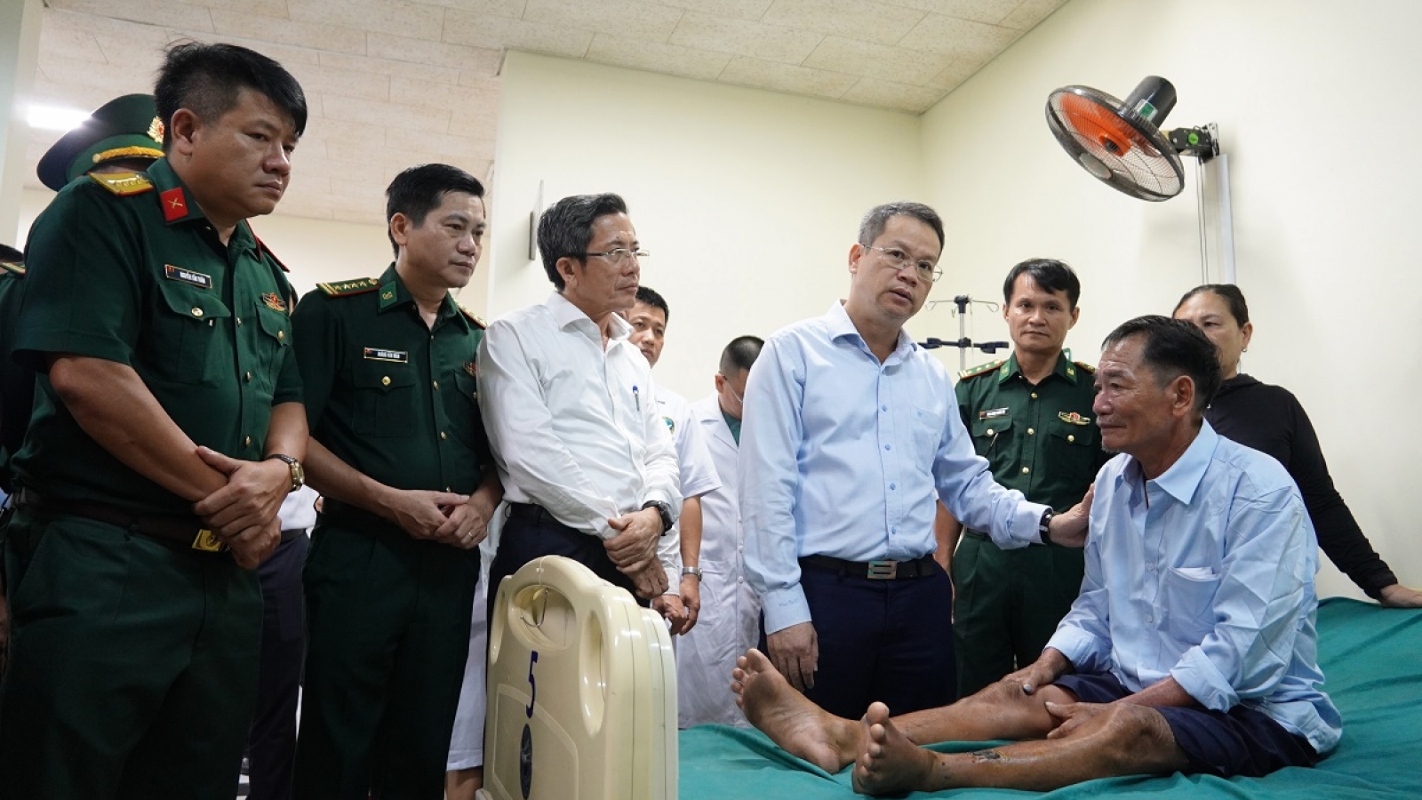 Chủ tịch TP Đà Nẵng thăm, động viên 32 ngư dân gặp nạn trên biển trở về