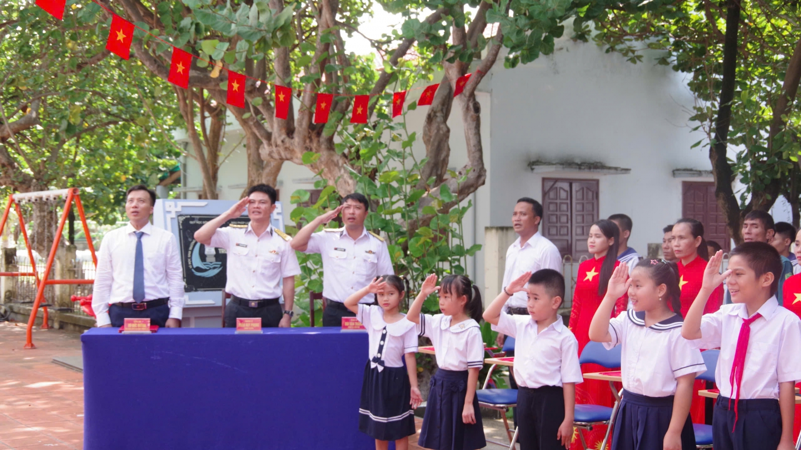 Rộn ràng khai trường từ biên giới Tây Nguyên đến biển đảo Trường Sa