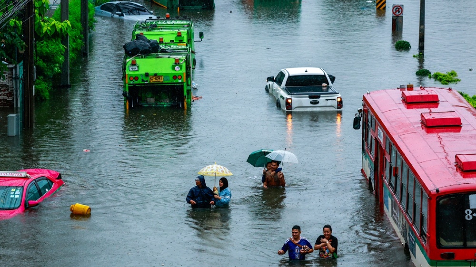 Nhiều người dân Thái Lan vẫn bị mắc kẹt do lũ lụt lịch sử ở Bangkok