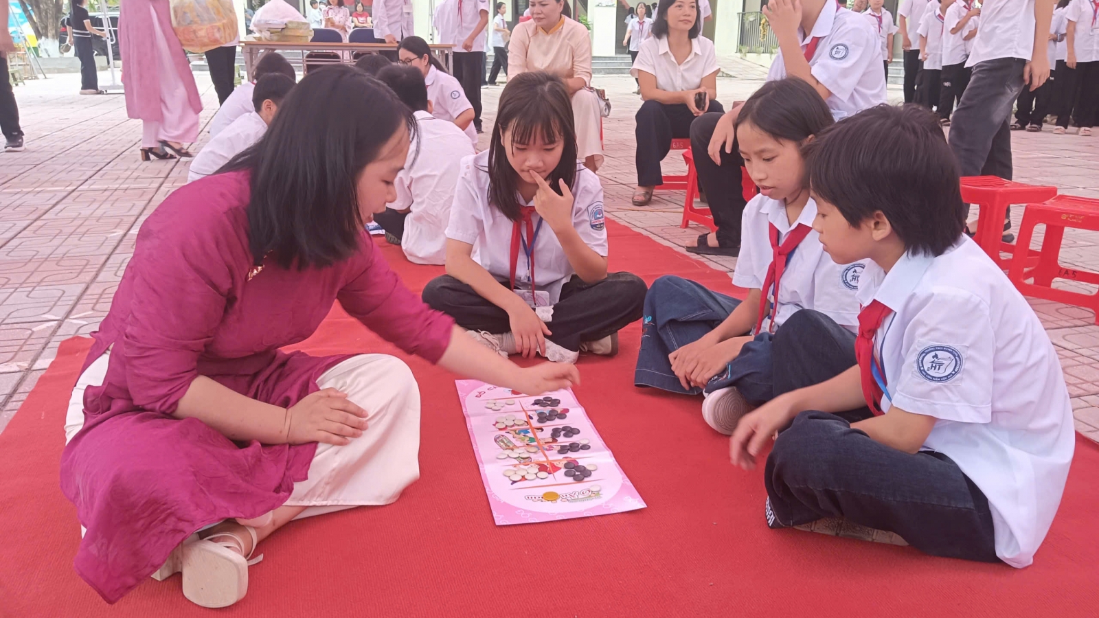 Ngày khai giảng trong mái nhà bảo trợ