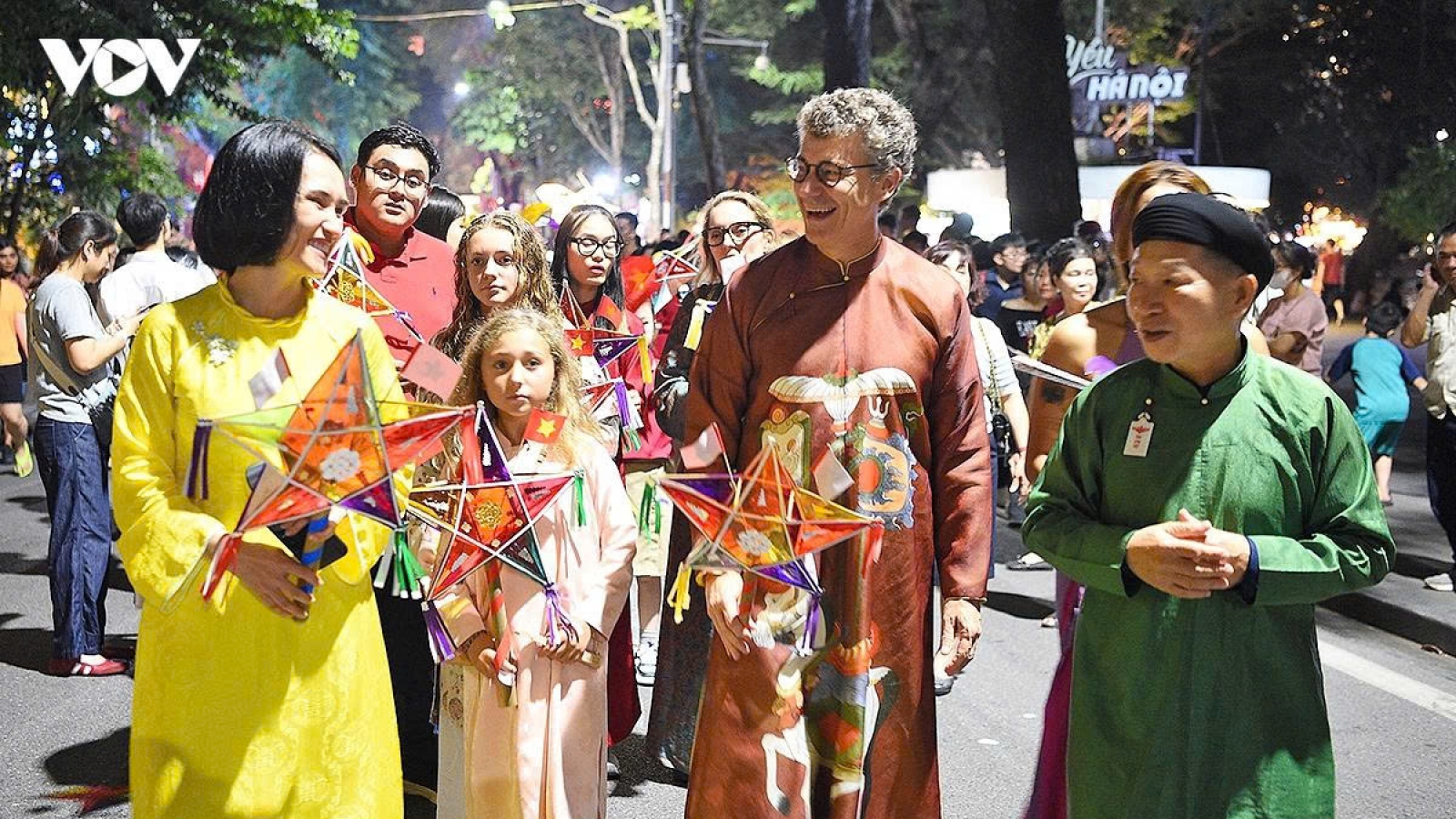 Hoan Kiem Lake lights up with joyful Mid-Autumn festival