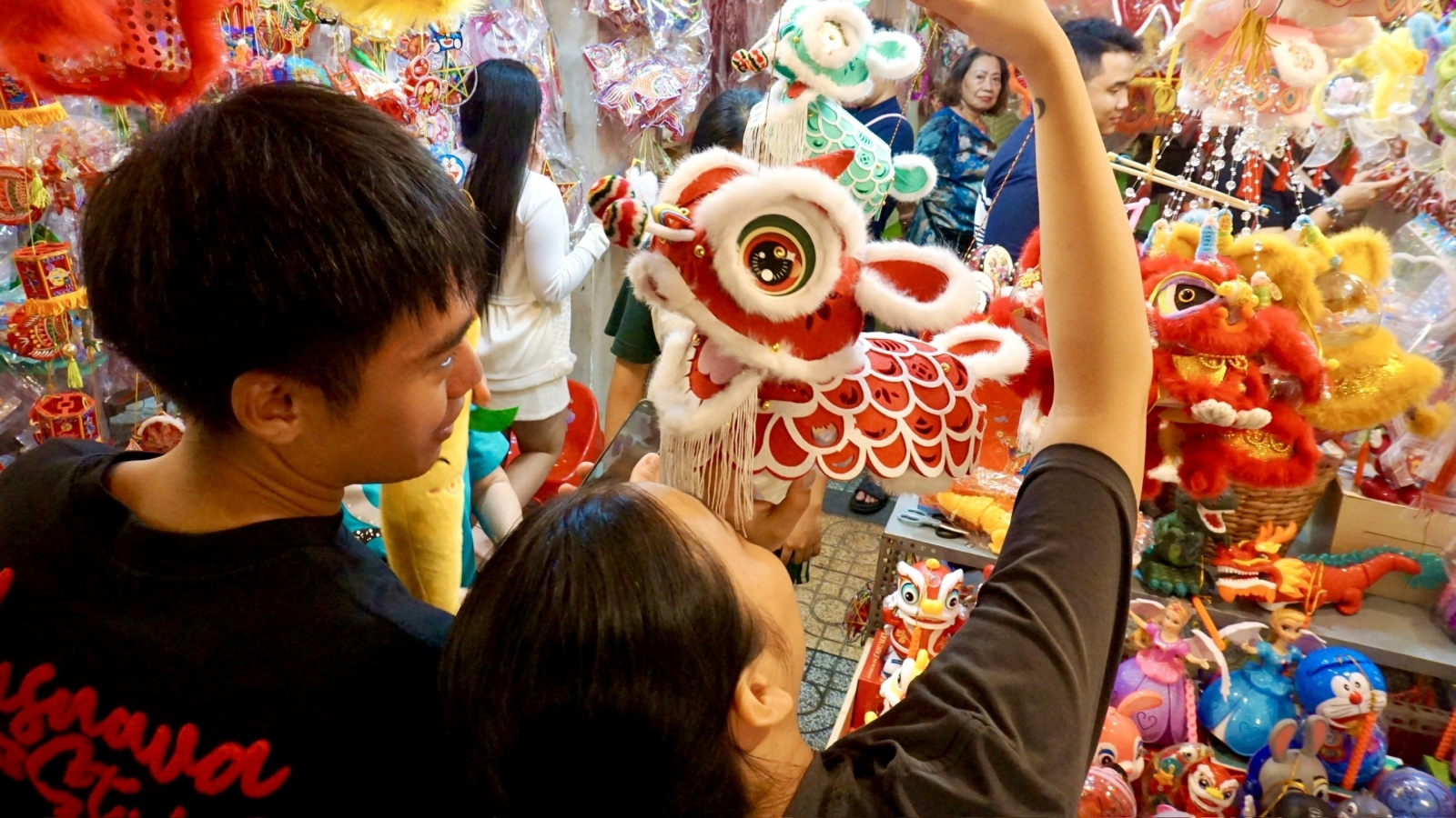 Hanoi, Ho Chi Minh City streets buzz as Mid-Autumn Festival nears