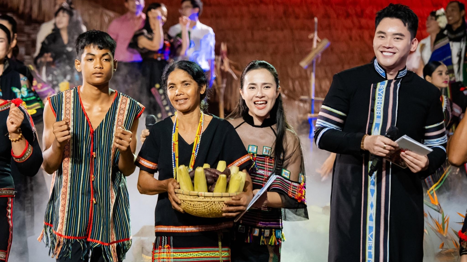 Thổ cẩm M’Nông: Bảo tồn thế nào để người dệt có thể sống được bằng nghề?