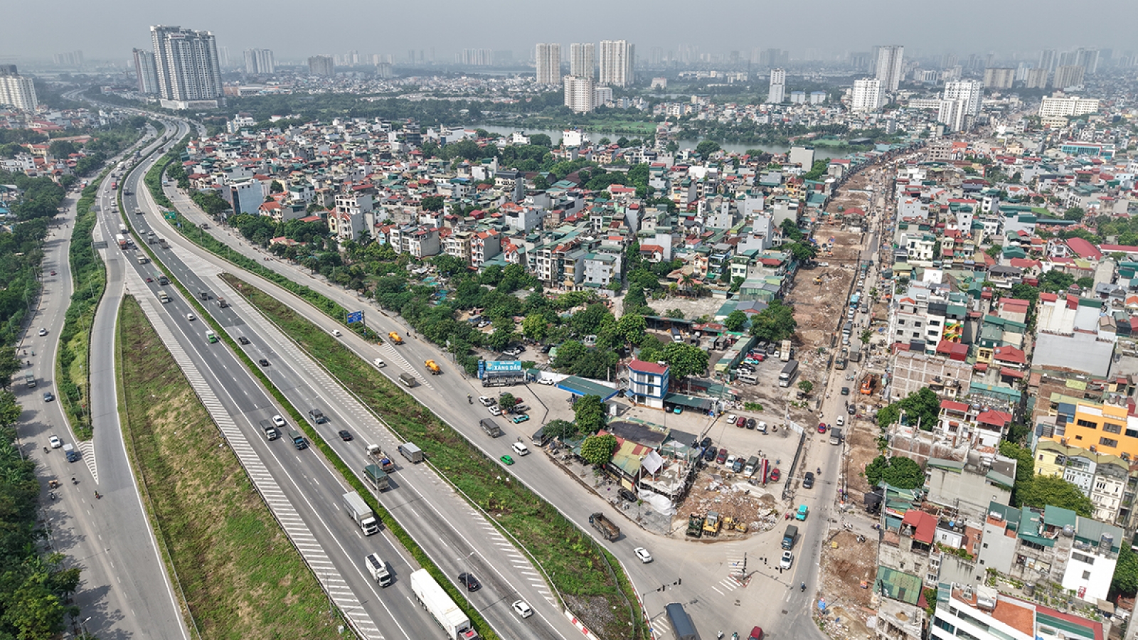 Dự án mở đường Lĩnh Nam ngổn ngang thi công, hộ kinh doanh chật vật