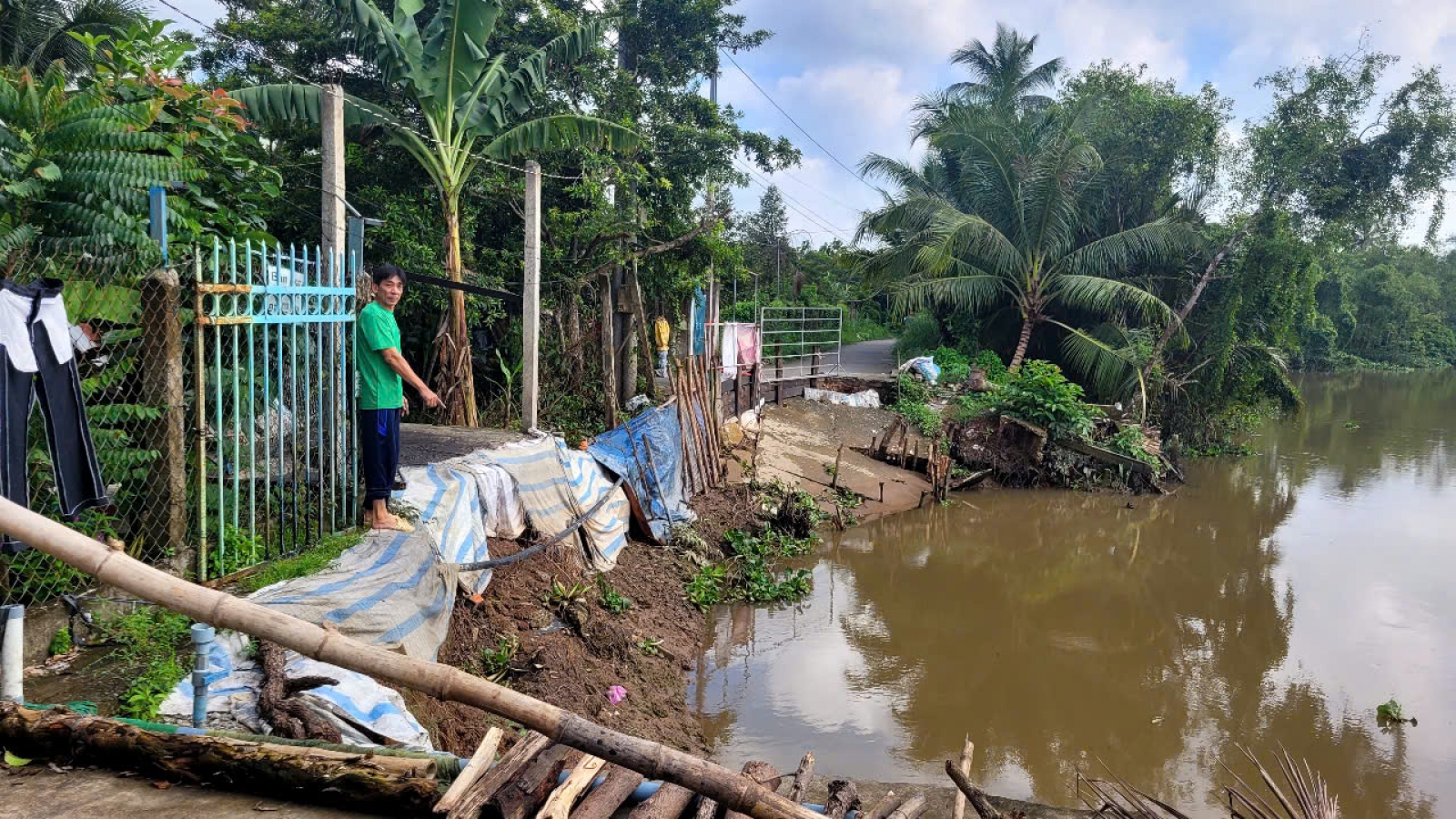 Người dân sống ven sông Rạch Gầm phập phồng lo sạt lở