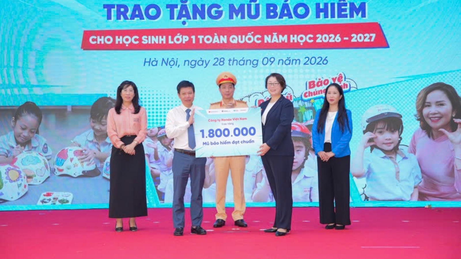 Trao tặng mũ bảo hiểm cho học sinh: Hành trình vì ATGT của Honda Việt Nam