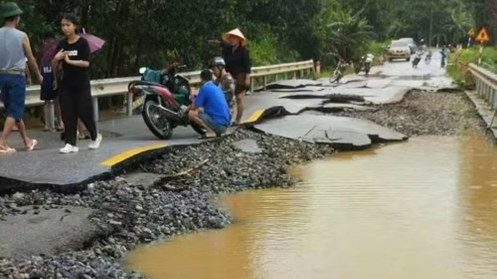 Mưa lũ gây ngập hơn 16.000 nhà dân, nhiều tuyến giao thông bị chia cắt