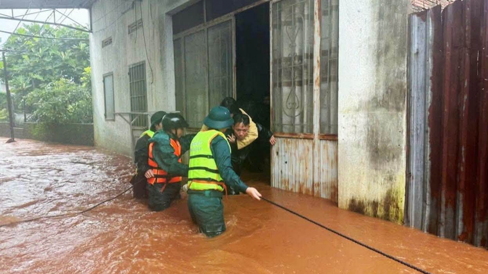Gia Lai: Mưa lớn, hàng chục hộ dân ở Pleiku ngập sâu