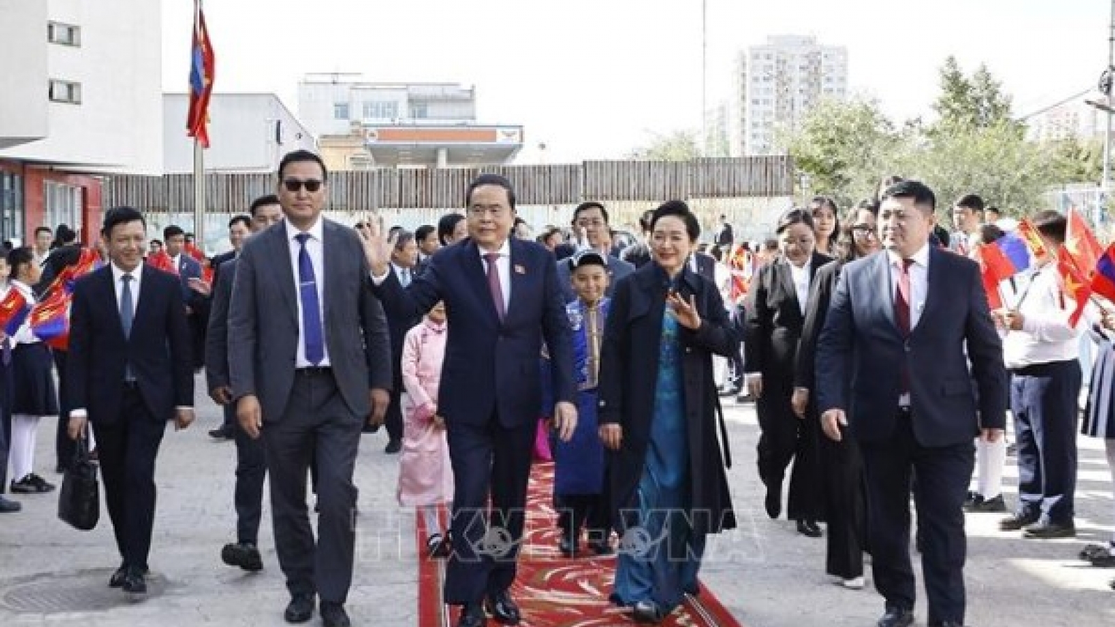 Top Vietnamese legislator visits President Ho Chi Minh-named school in Mongolia