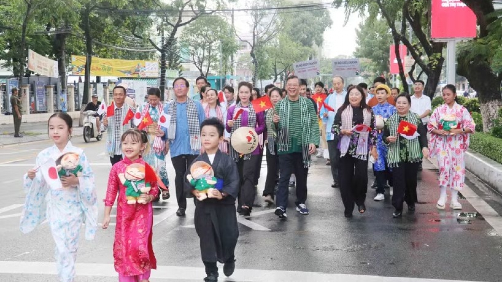 Nearly 1,000 people don traditional attire in Can Tho for Vietnam-Japan cultural parade