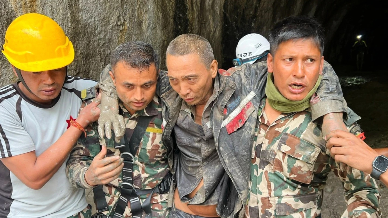 Nepal giải cứu 2 người sau 10 ngày mắc kẹt vì lũ quét