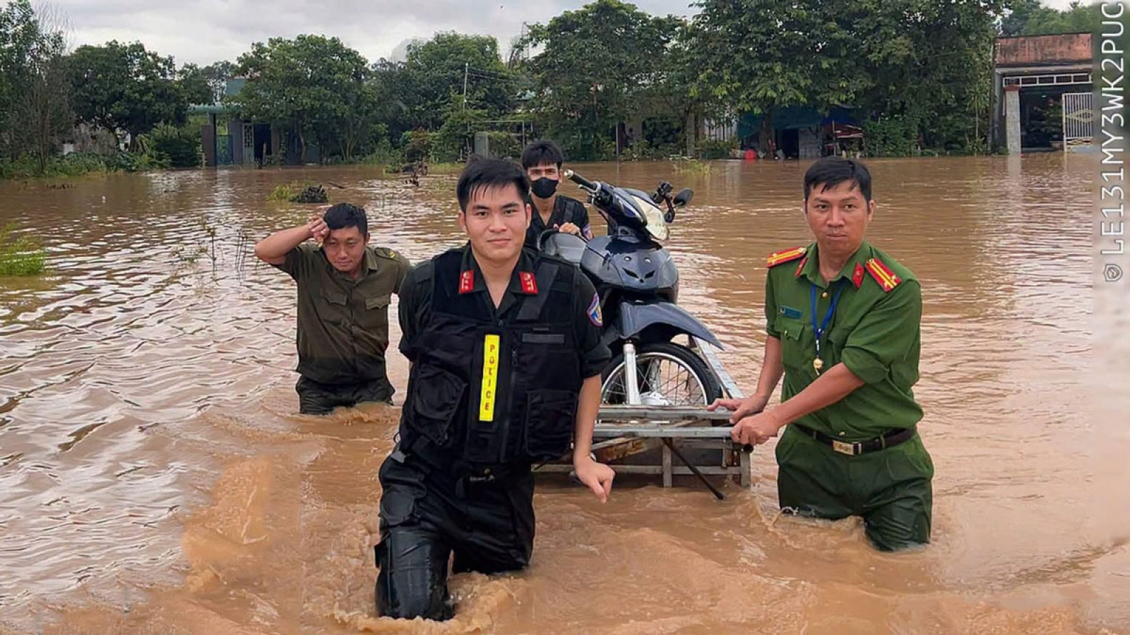 Mưa lớn kết hợp triều cường dâng cao khiến nhiều khu vực ở Đồng Nai ngập sâu