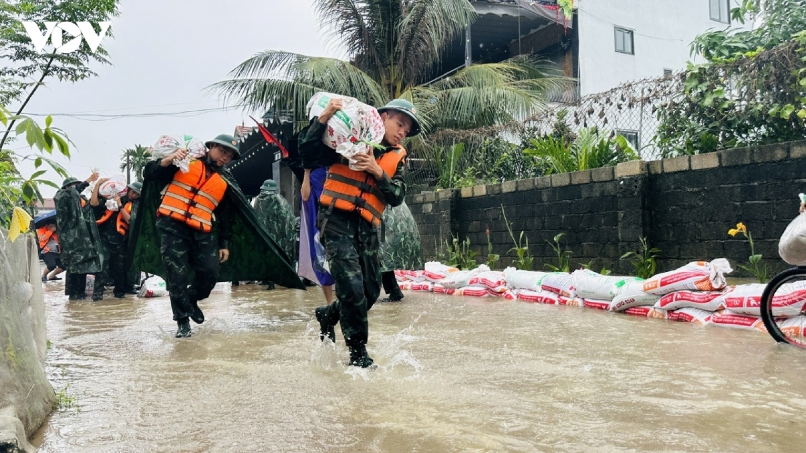 Nước sông Bùi dâng cao, hàng trăm chiến sĩ giúp dân Hà Nội đắp đê, chạỵ lũ