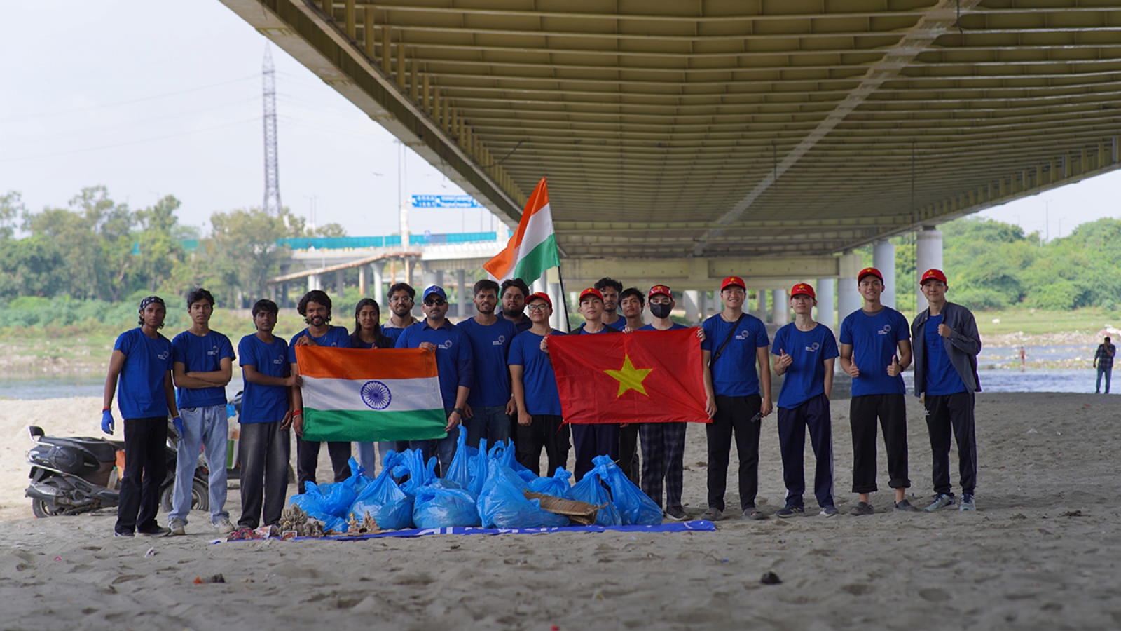 Thanh niên Việt Nam – Ấn Độ chung tay dọn sạch sông Yamuna