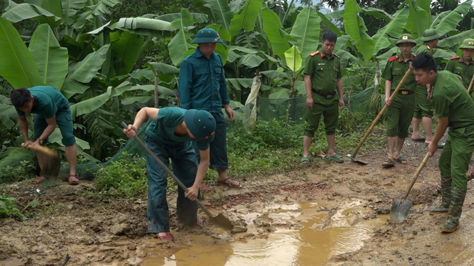 Thanh Hóa: Công an cùng người dân ở Ngọc Lặc vệ sinh môi trường sau mưa lũ