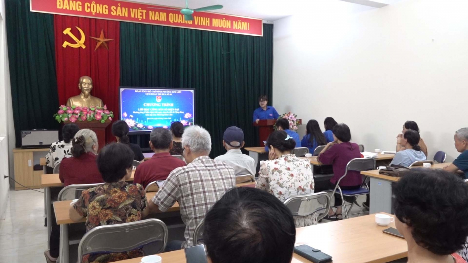 Người cao tuổi hào hứng “đi học” để làm chủ công nghệ số