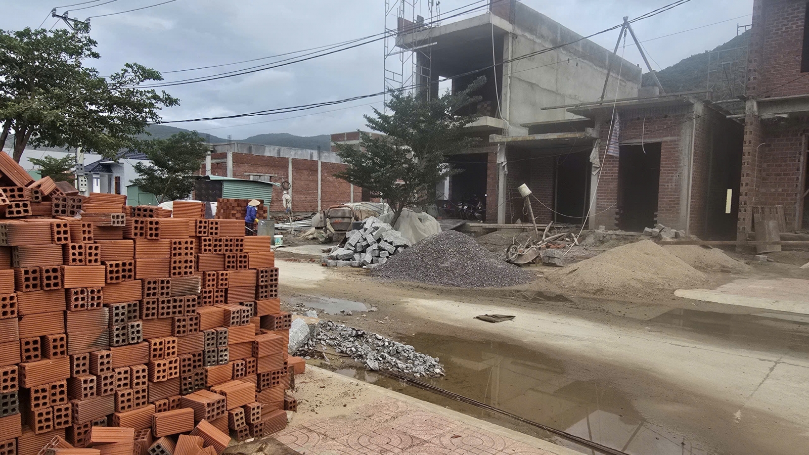 Người dân vùng sạt lở núi Cấm an cư nơi ở mới