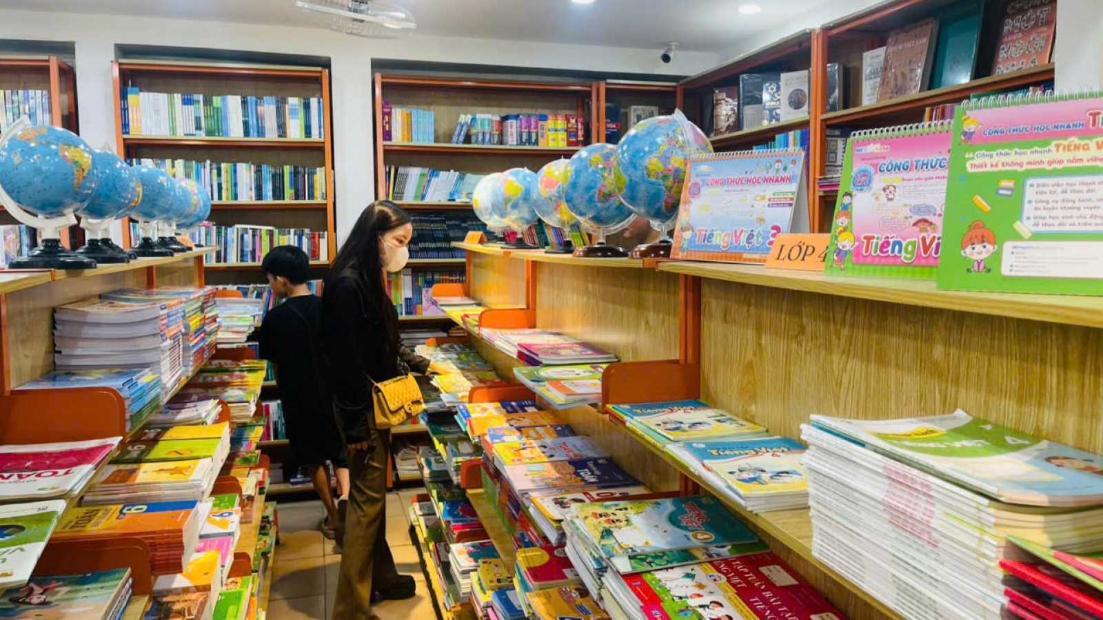 Thiếu sách giáo khoa, phụ huynh phải mua online với giá cao