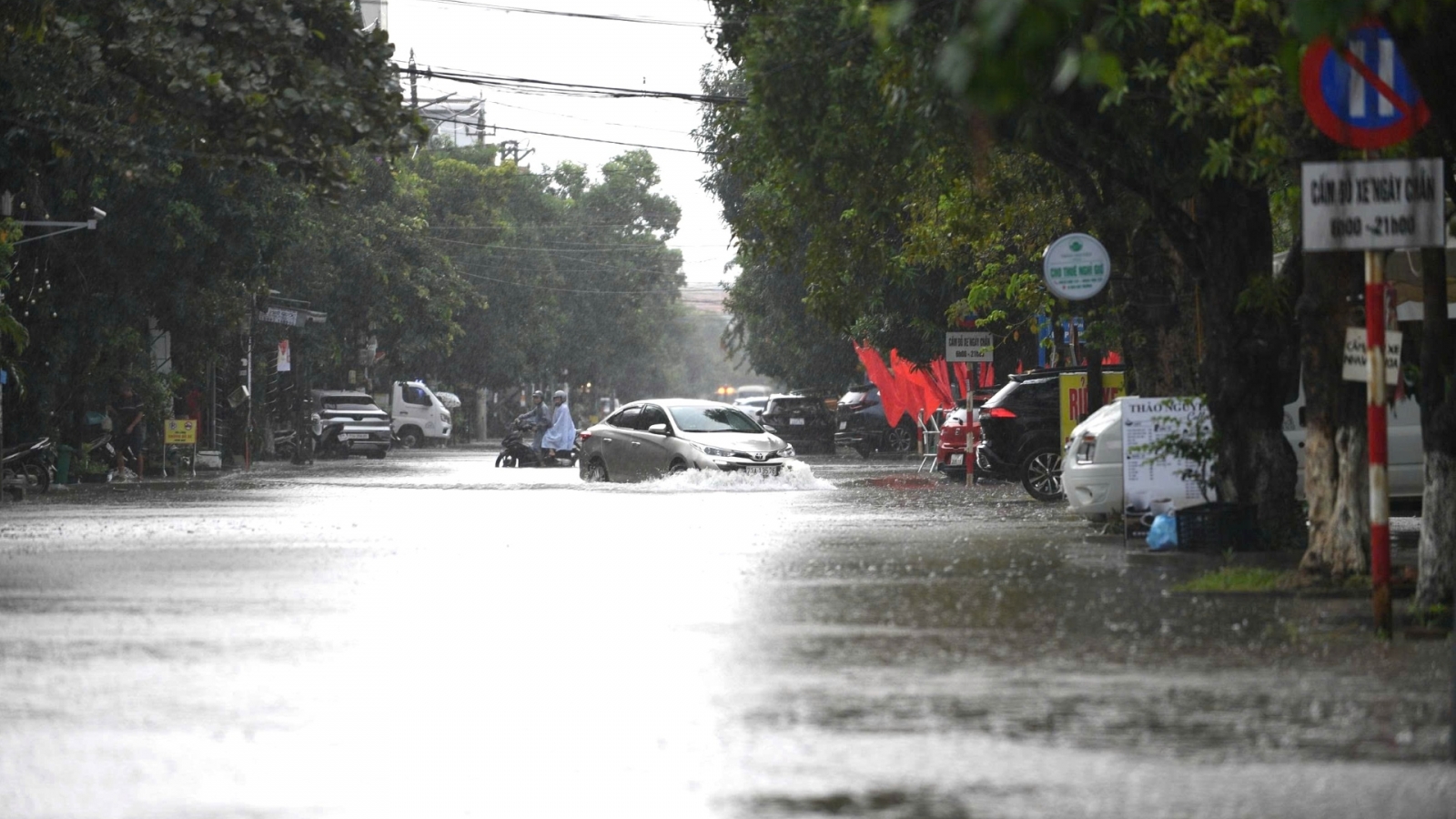 Mưa lớn gây ngập cục bộ các tuyến đường tại trung tâm hành chính tỉnh Quảng Trị