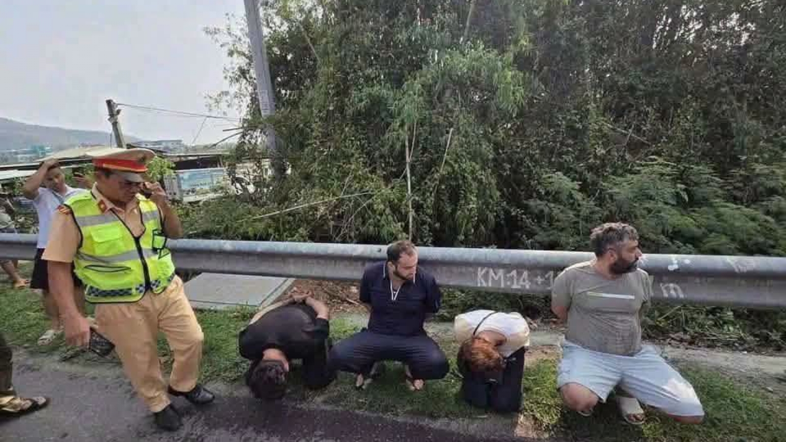 Nhóm nghi phạm người nước ngoài trộm vàng ở Đắk Lắk, bỏ chạy hơn 40km thì bị bắt
