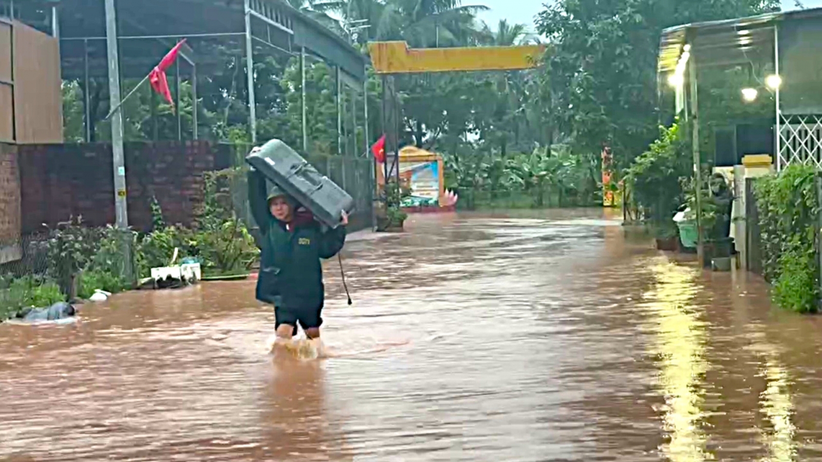 Lũ từ sông Sê Pôn tràn về, 700 người ở biên giới Quảng Trị di dời đến nơi an toàn