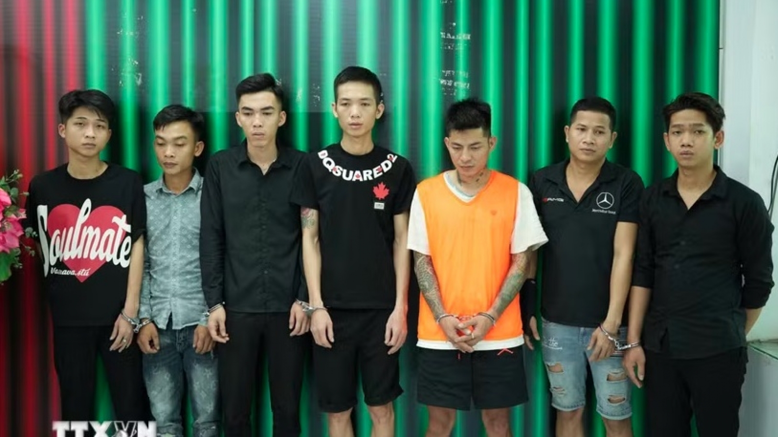 Vụ lái ô tô tông vào nhóm người trước quán ăn: Bắt khẩn cấp 7 đối tượng