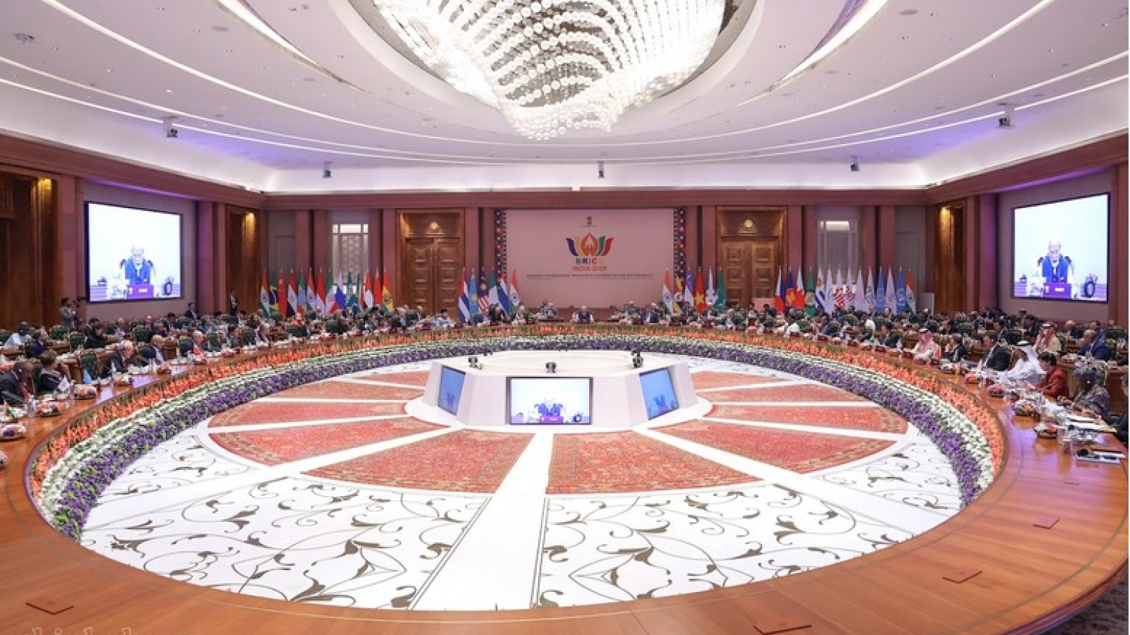 PM Le Minh Hung attends 18th BRICS Summit discussion session in New Delhli