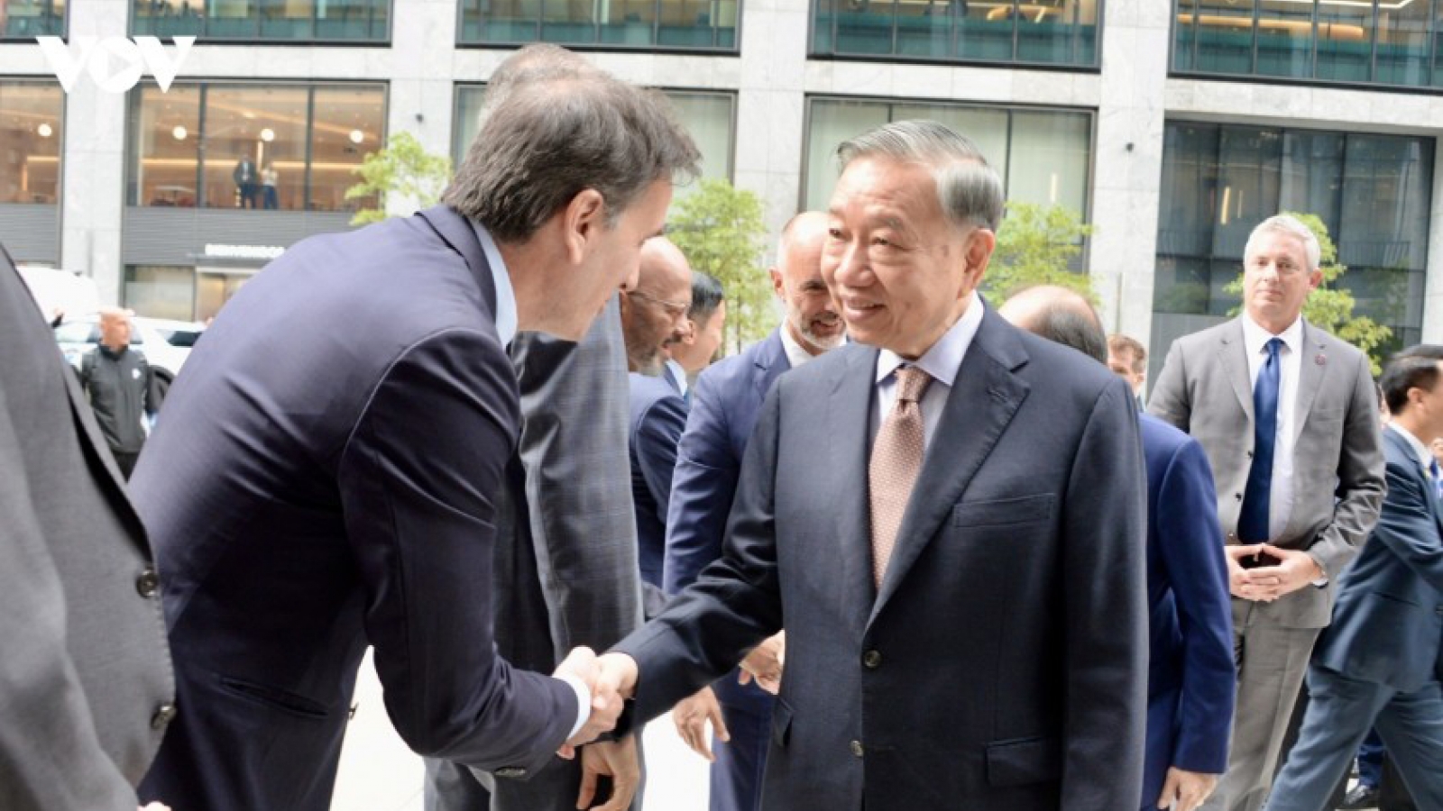 Party General Secretary and President visits US pharmaceutical giant Pfizer
