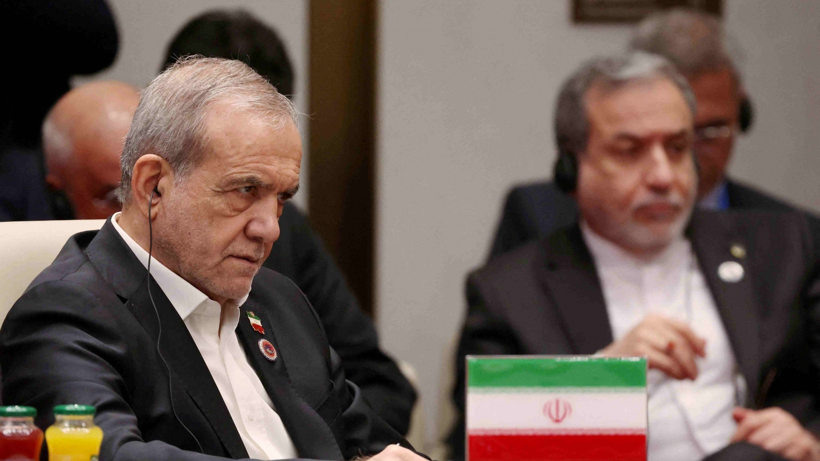 Tàu hàng đi qua eo Hormuz vẫn ở mức thấp, Iran sẵn sàng hòa giải với Mỹ