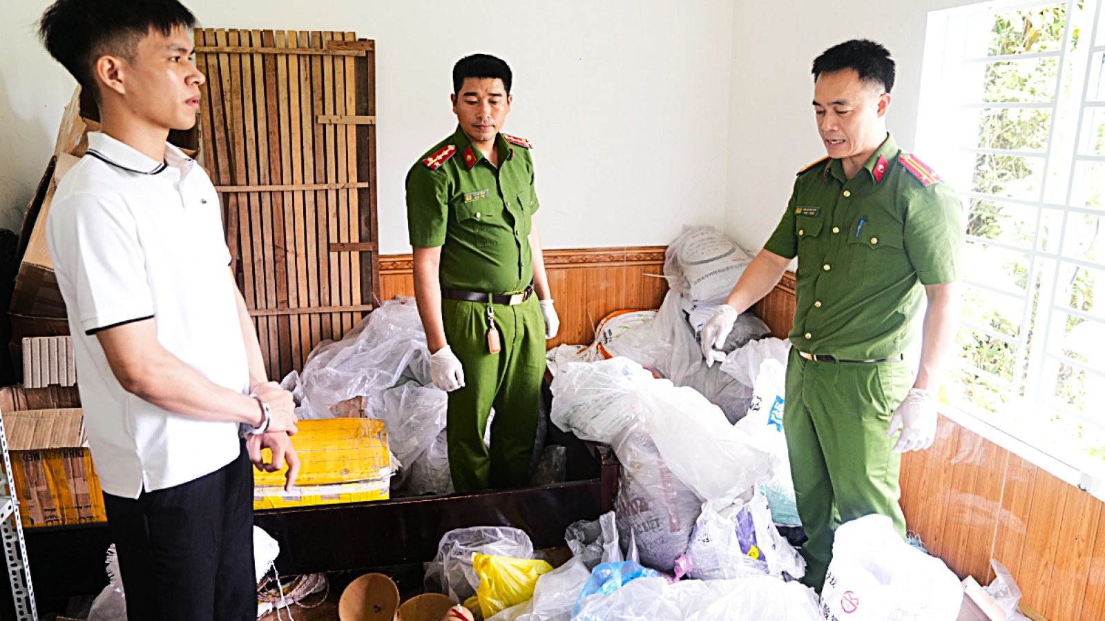 Bắt giữ thanh niên chế tạo pháo nổ, thu gần một tấn tang vật ở Nghệ An