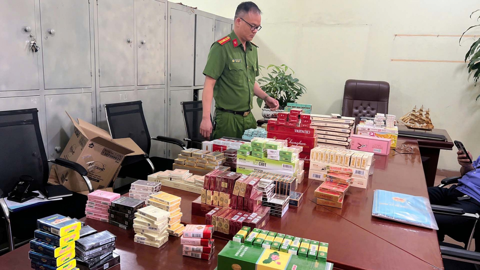 Phát hiện trên 1.500 bao thuốc lá không rõ nguồn gốc tại Hương Tâm Mart