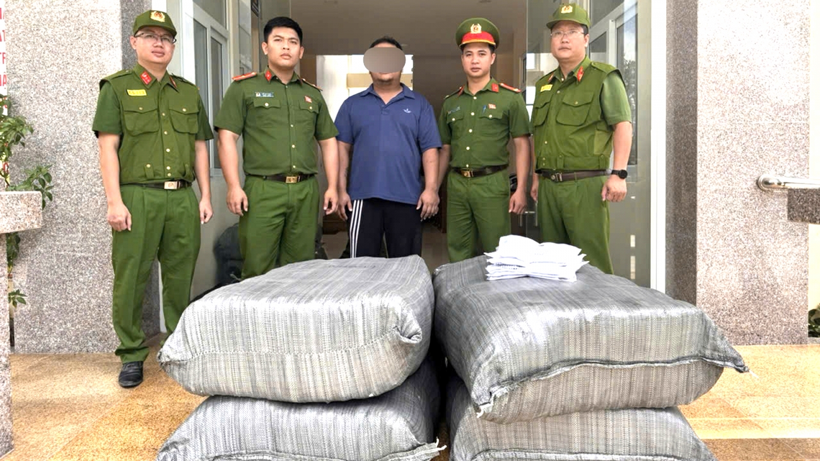 Phát hiện xe chở khoảng 1.000 bộ quần áo trẻ em không rõ nguồn gốc ở Hà Nội