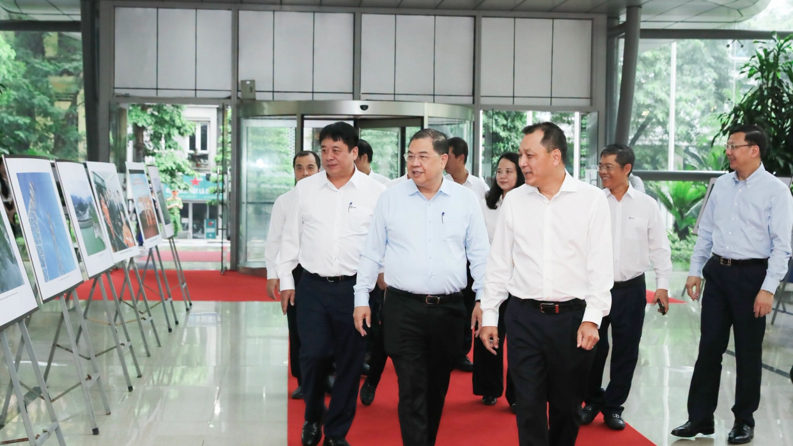 Phó Thủ tướng Thường trực Phạm Gia Túc thăm, làm việc tại EVN