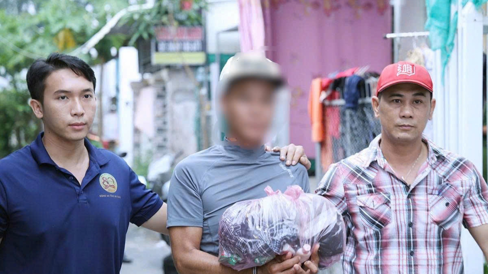 Bắt đối tượng cho vay nặng lãi, thu giữ súng và hung khí nguy hiểm