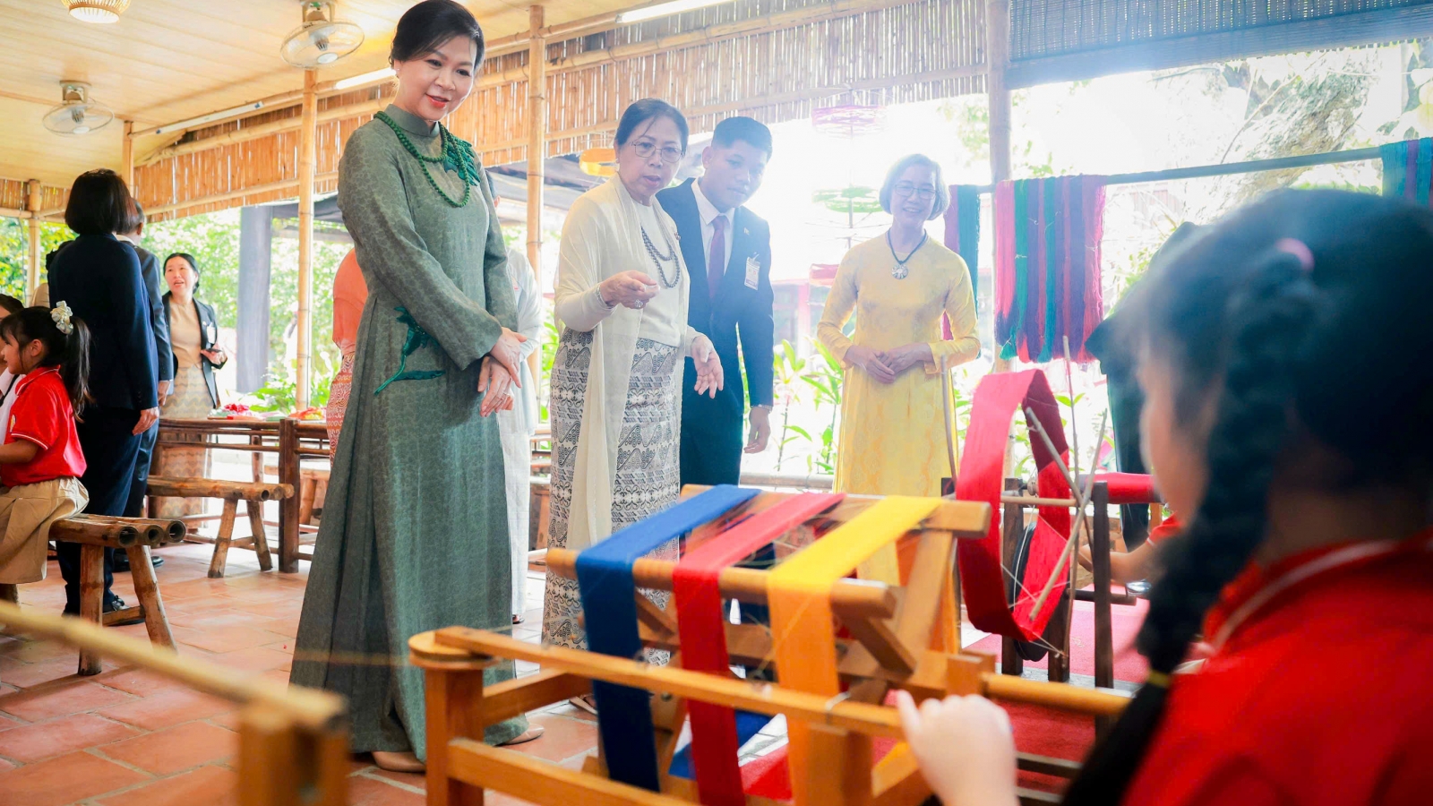 Phu nhân Tổng Bí thư, Chủ tịch nước Tô Lâm và Phu nhân Tổng thống Myanmar thăm làng lụa Vạn Phúc
