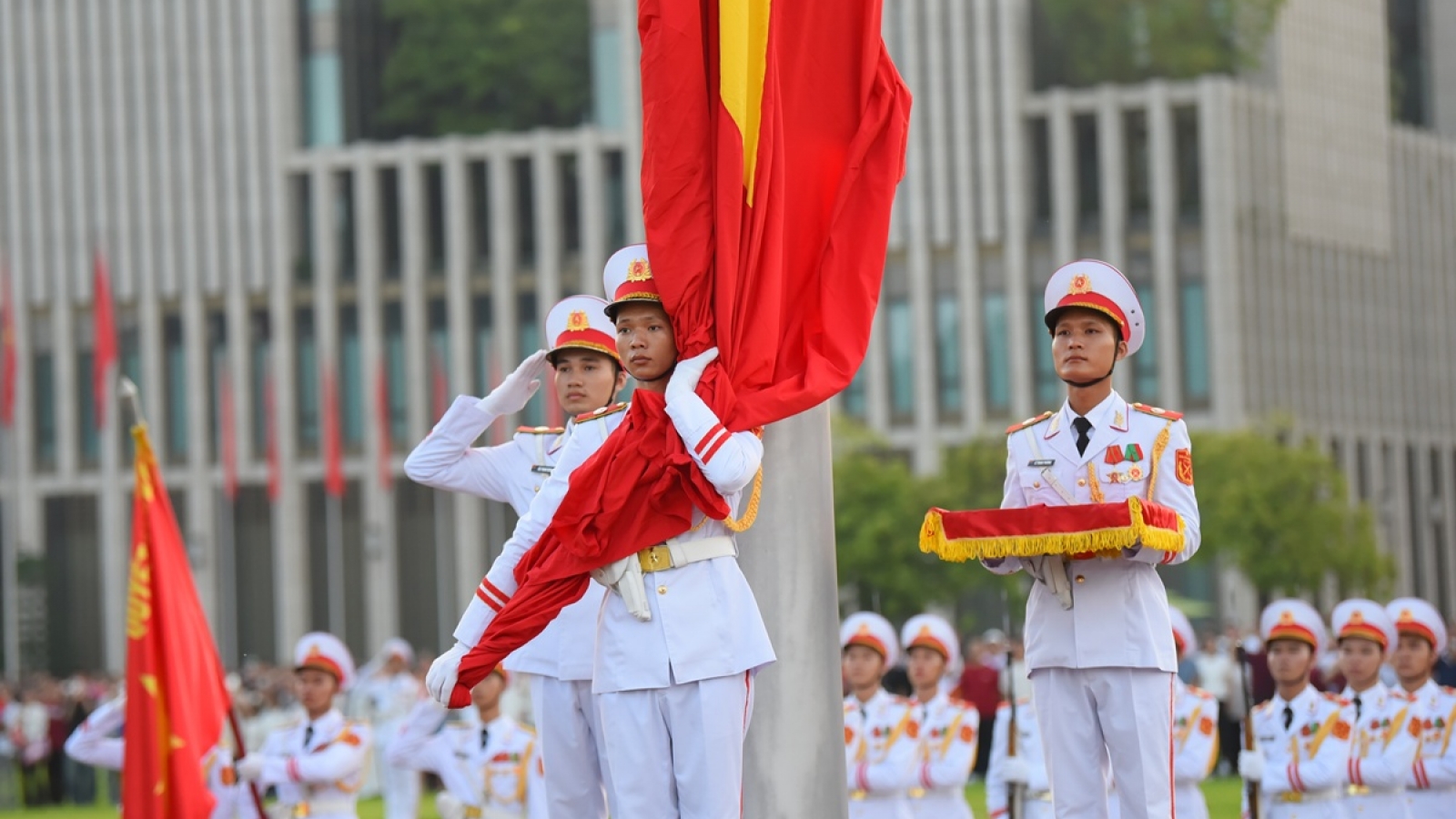 Hàng nghìn người dân theo dõi lễ thượng cờ trên Quảng trường Ba Đình sáng 1/9