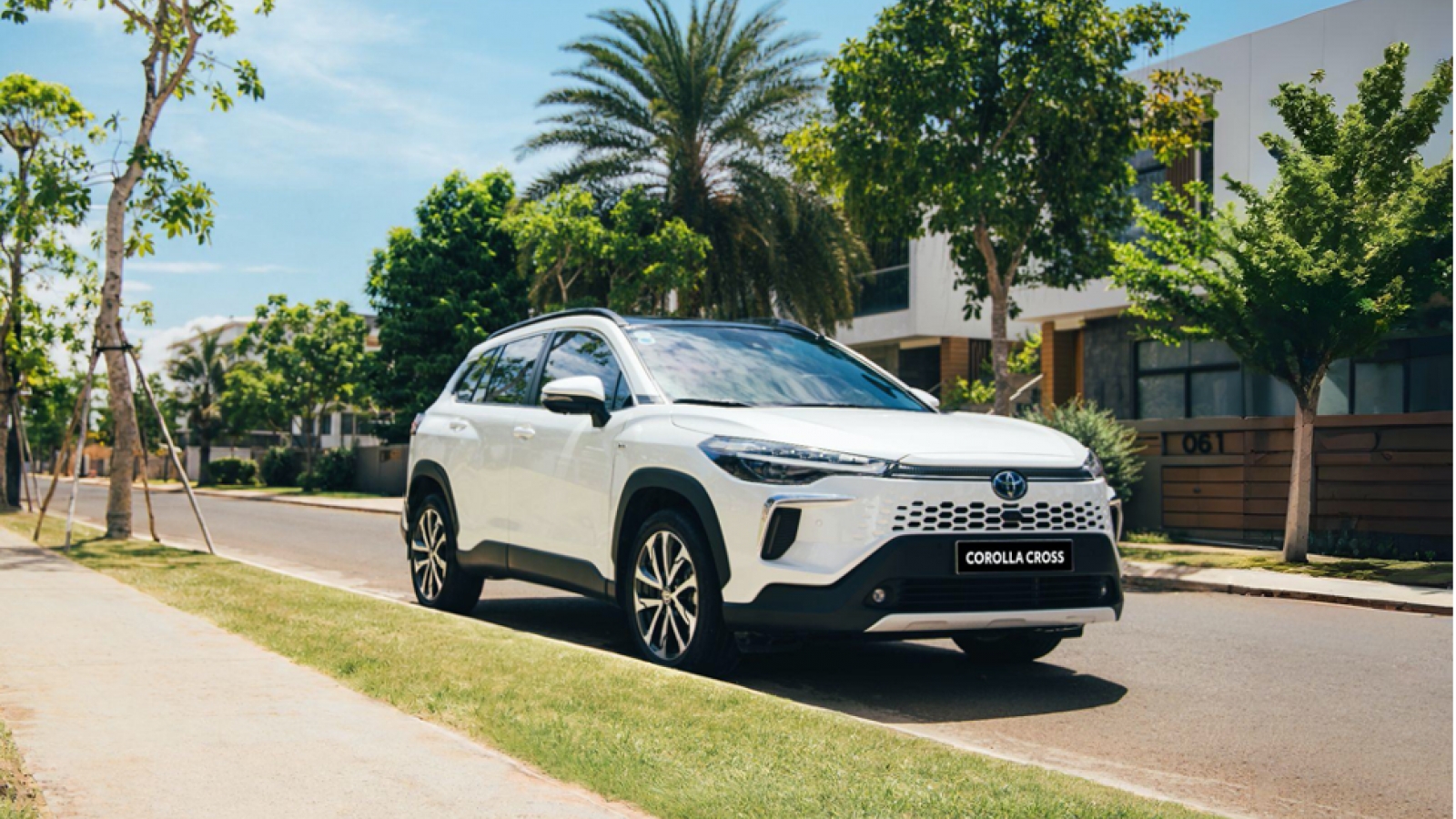 Toyota Corolla Cross HEV: Mẫu SUV gia đình thực dụng, thêm ưu đãi khủng tháng 9