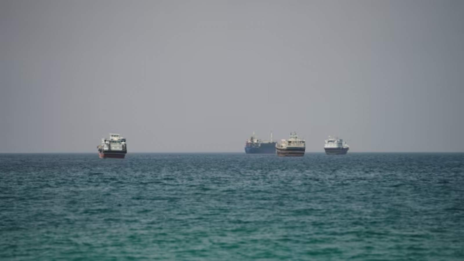 Nổ lớn trên đảo của Iran, Eo Hormuz tiếp tục bị phong tỏa