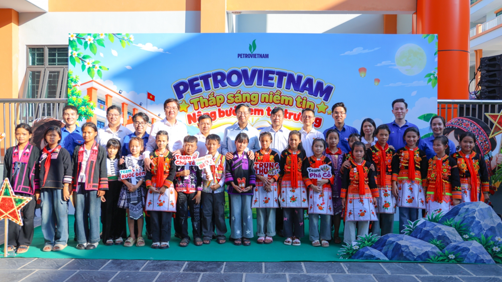 Trung thu đầu tiên dưới mái trường Petrovietnam: Thắp sáng niềm tin nơi biên cương