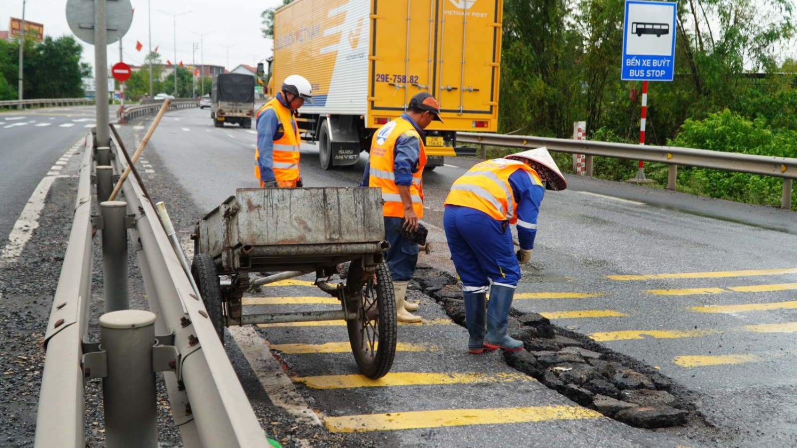 Sau đợt mưa lớn, Quốc lộ 1A qua thành phố Huế xuất hiện nhiều ổ gà