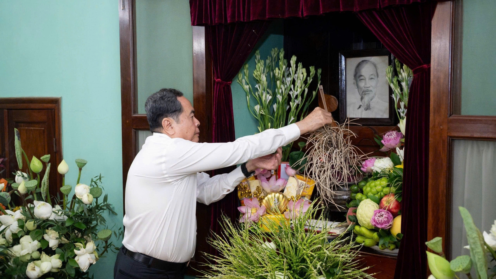 Chủ tịch Quốc hội dâng hương tưởng nhớ Chủ tịch Hồ Chí Minh tại Nhà 67