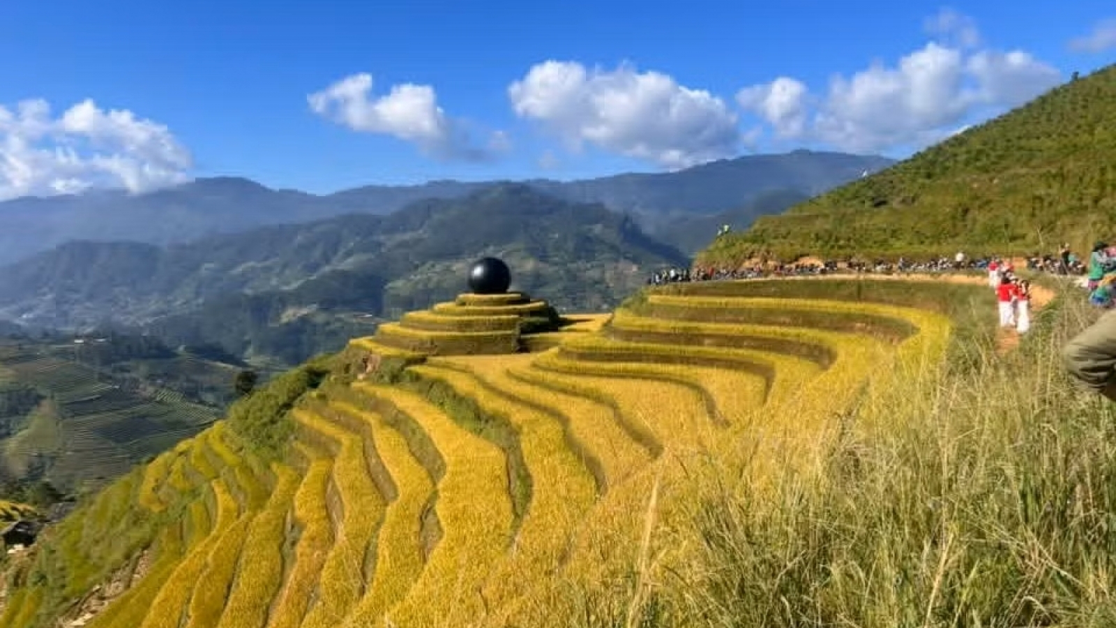 Quả bóng đen giữa ruộng bậc thang ở Lào Cai gây chú ý, chính quyền lên tiếng