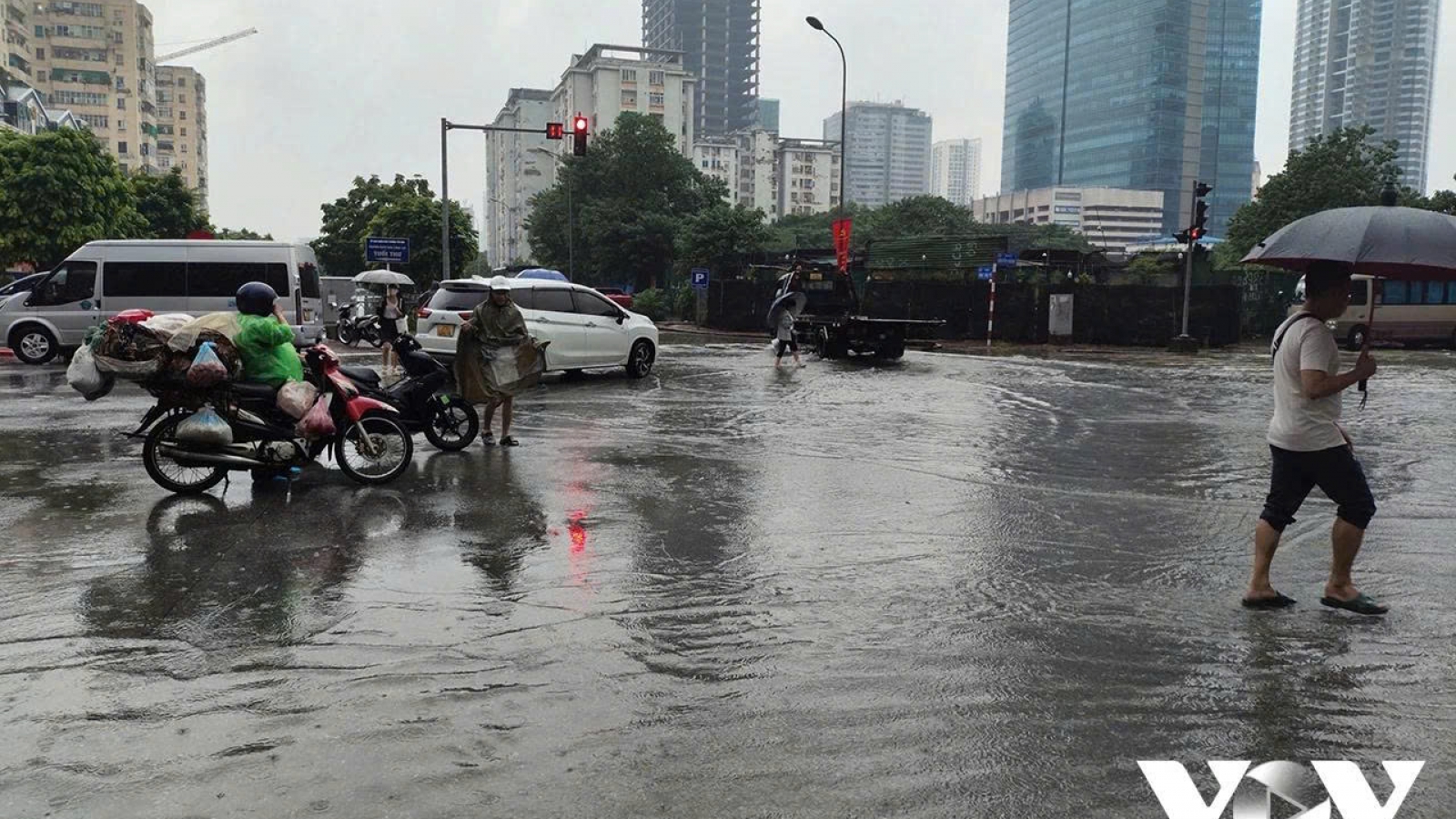 Người qua phố trong mưa
