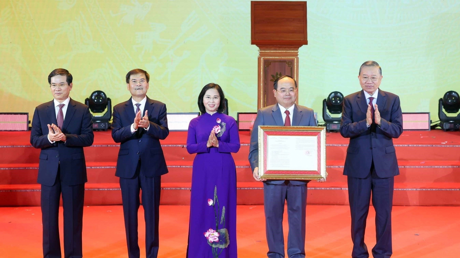 Từ hôm nay, Quảng Ninh trở thành thành phố thứ 8 của Việt Nam