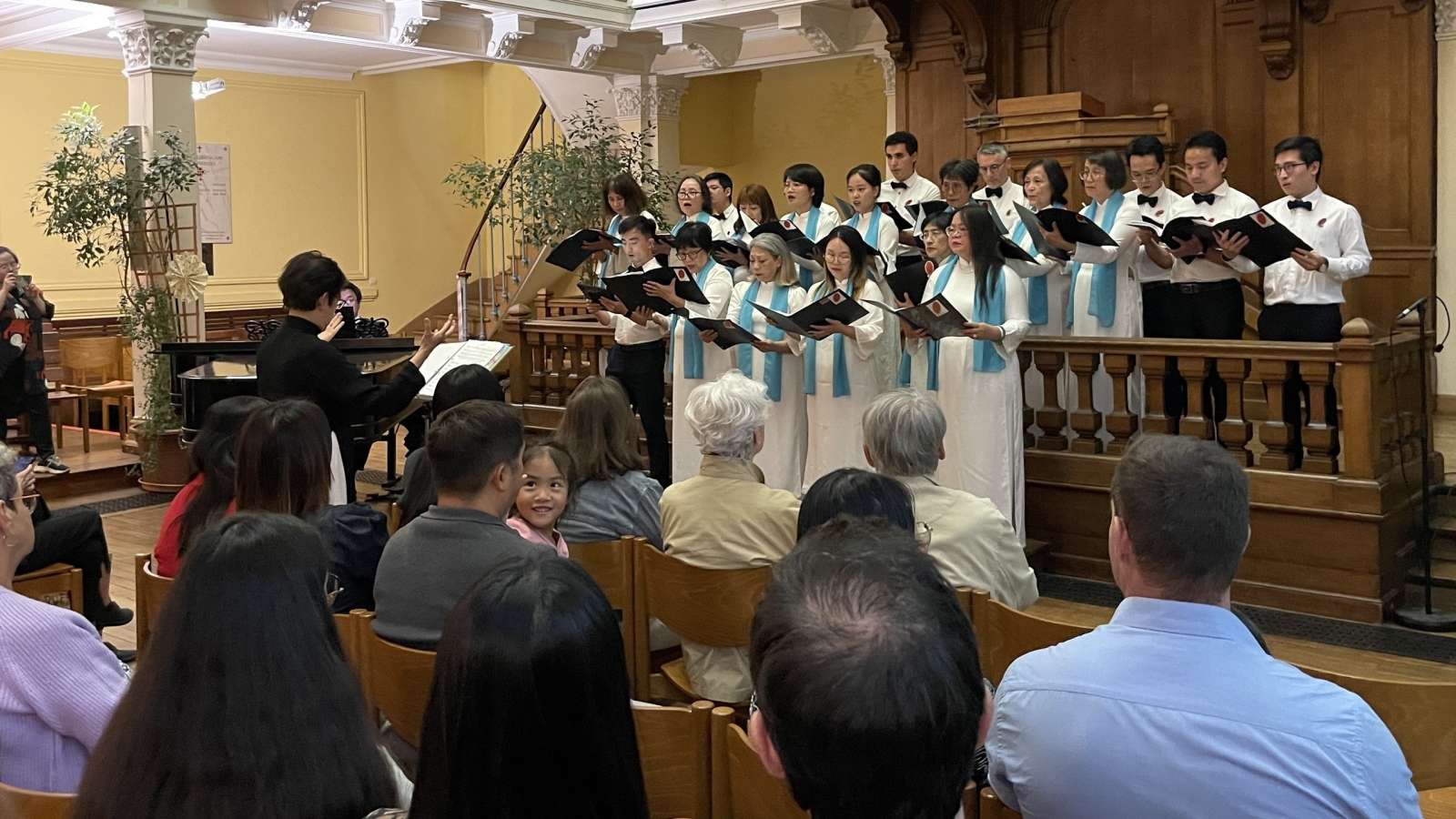 Paris concert raises funds for Vietnamese farmers to cope with floods