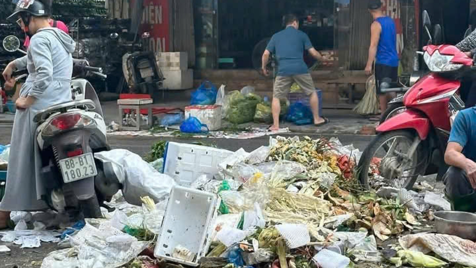 Rác thải ùn ứ ở Vĩnh Yên (Phú Thọ) khi người dân chặn đường vào bãi rác Núi Bông
