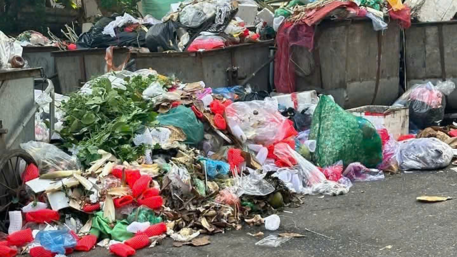 Rác thải sinh hoạt ở Vĩnh Yên (Phú Thọ) được tạm thời đưa về Nhà máy Trạm Thản