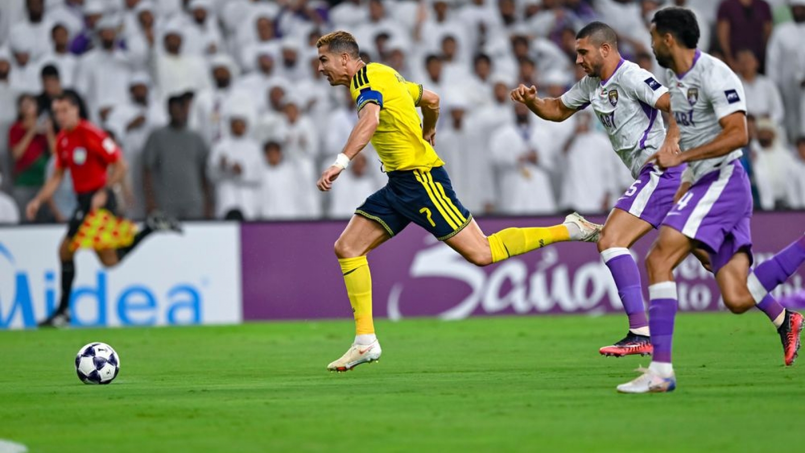 Ronaldo "đấu võ" với đối thủ, Al Nassr thua sốc trận ra quân ở Cúp C1 châu Á