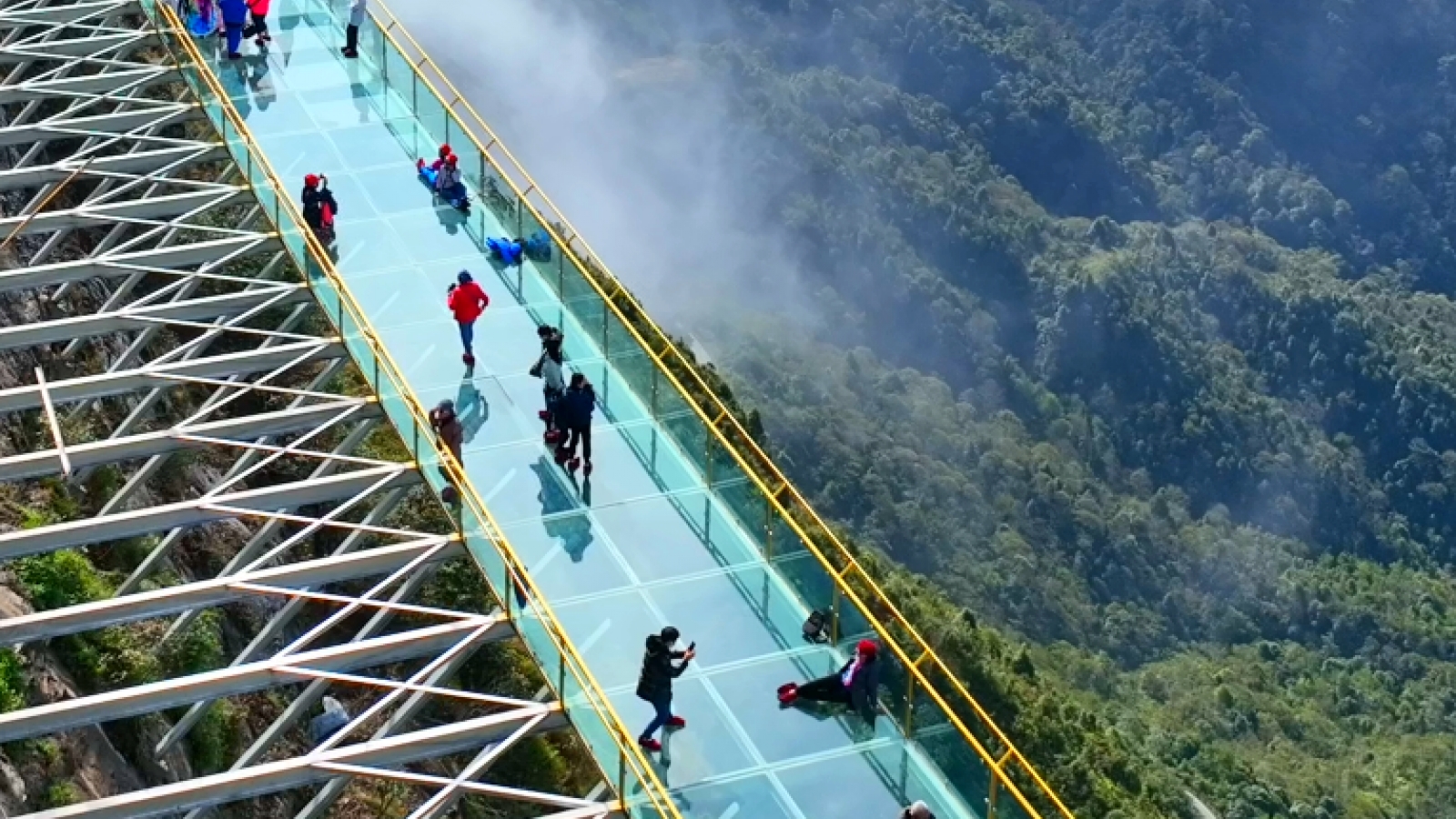 Rong May Glass Bridge tourist site to suspend operations from October 1